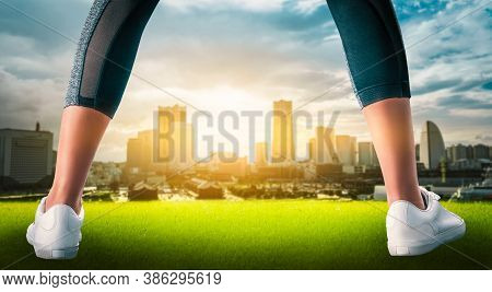 Female Runner Legs Spreading Getting Ready To Work Out In Yokohama City Sunlight In The Center For H