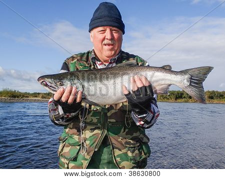Äldre fiskare med fångad lax (Kamtjatka, Ryssland)