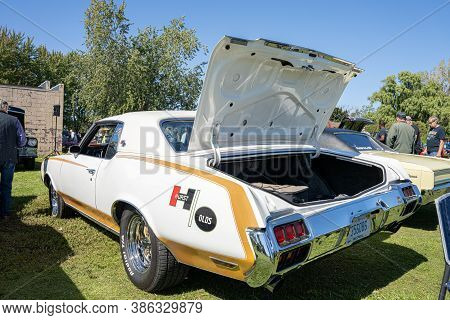 Saint Clair Shores, Michigan / Usa - 09-21-2020: 24Th Annual Waterfront Car Show Presented By The Vi