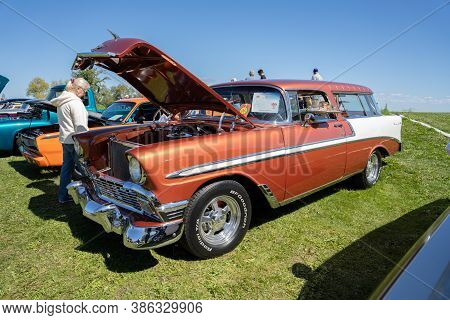 Saint Clair Shores, Michigan / Usa - 09-21-2020: 24Th Annual Waterfront Car Show Presented By The Vi