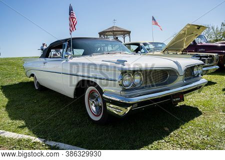 Saint Clair Shores, Michigan / Usa - 09-21-2020: 24Th Annual Waterfront Car Show Presented By The Vi