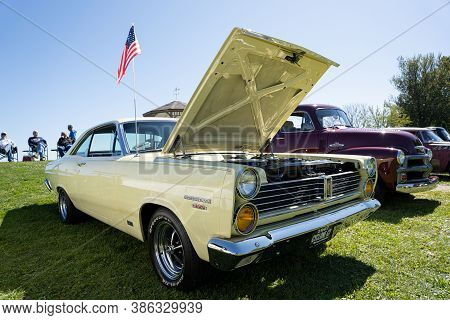 Saint Clair Shores, Michigan / Usa - 09-21-2020: 24Th Annual Waterfront Car Show Presented By The Vi