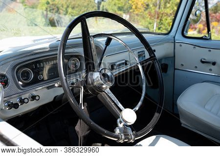 Saint Clair Shores, Michigan / Usa - 09-21-2020: 24Th Annual Waterfront Car Show Presented By The Vi
