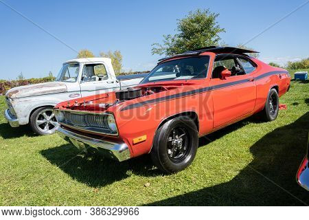 Saint Clair Shores, Michigan / Usa - 09-21-2020: 24Th Annual Waterfront Car Show Presented By The Vi