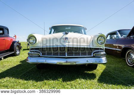 Saint Clair Shores, Michigan / Usa - 09-21-2020: 24Th Annual Waterfront Car Show Presented By The Vi