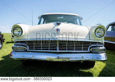 Saint Clair Shores, Michigan / Usa - 09-21-2020: 24Th Annual Waterfront Car Show Presented By The Vi