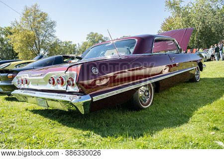 Saint Clair Shores, Michigan / Usa - 09-21-2020: 24Th Annual Waterfront Car Show Presented By The Vi