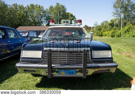 Saint Clair Shores, Michigan / Usa - 09-21-2020: 24Th Annual Waterfront Car Show Presented By The Vi