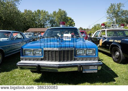 Saint Clair Shores, Michigan / Usa - 09-21-2020: 24Th Annual Waterfront Car Show Presented By The Vi