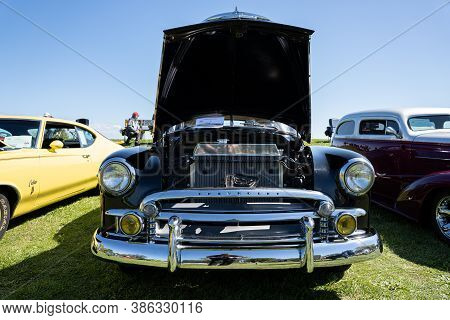 Saint Clair Shores, Michigan / Usa - 09-21-2020: 24Th Annual Waterfront Car Show Presented By The Vi