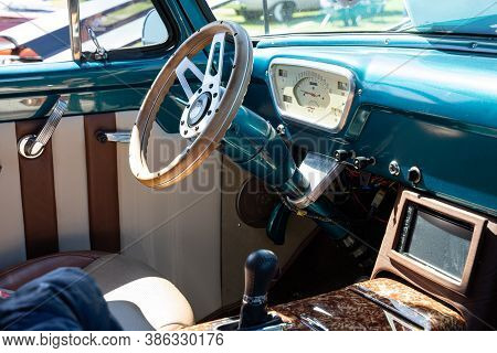 Saint Clair Shores, Michigan / Usa - 09-21-2020: 24Th Annual Waterfront Car Show Presented By The Vi