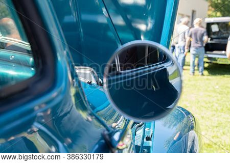 Saint Clair Shores, Michigan / Usa - 09-21-2020: 24Th Annual Waterfront Car Show Presented By The Vi