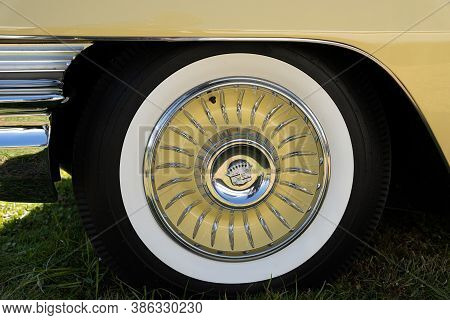 Saint Clair Shores, Michigan / Usa - 09-21-2020: 24Th Annual Waterfront Car Show Presented By The Vi