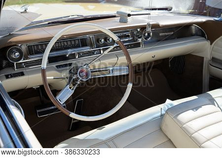 Saint Clair Shores, Michigan / Usa - 09-21-2020: 24Th Annual Waterfront Car Show Presented By The Vi