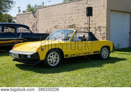 Saint Clair Shores, Michigan / Usa - 09-21-2020: 24Th Annual Waterfront Car Show Presented By The Vi
