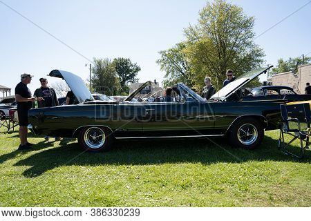 Saint Clair Shores, Michigan / Usa - 09-21-2020: 24Th Annual Waterfront Car Show Presented By The Vi