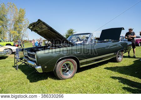 Saint Clair Shores, Michigan / Usa - 09-21-2020: 24Th Annual Waterfront Car Show Presented By The Vi