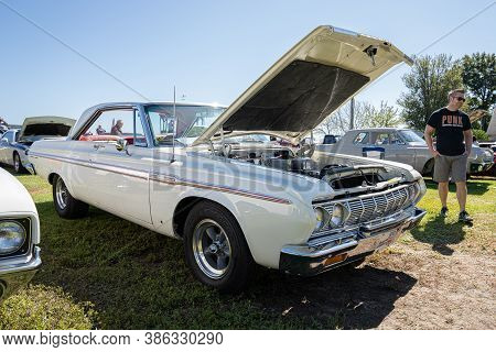 Saint Clair Shores, Michigan / Usa - 09-21-2020: 24Th Annual Waterfront Car Show Presented By The Vi