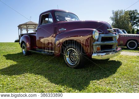 Saint Clair Shores, Michigan / Usa - 09-21-2020: 24Th Annual Waterfront Car Show Presented By The Vi