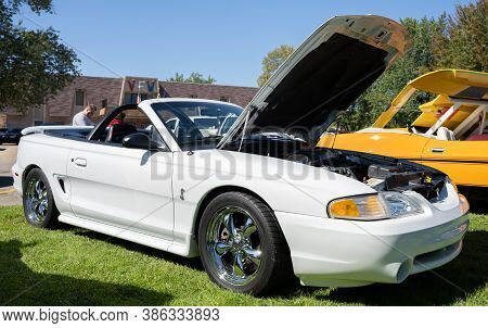 Saint Clair Shores, Michigan / Usa - 09-21-2020: 24Th Annual Waterfront Car Show Presented By The Vi