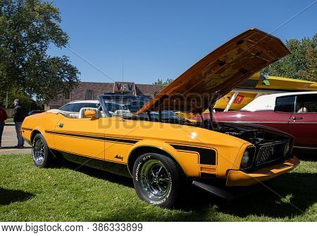 Saint Clair Shores, Michigan / Usa - 09-21-2020: 24Th Annual Waterfront Car Show Presented By The Vi