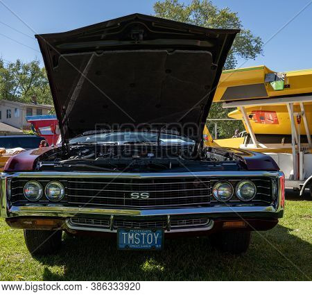 Saint Clair Shores, Michigan / Usa - 09-21-2020: 24Th Annual Waterfront Car Show Presented By The Vi