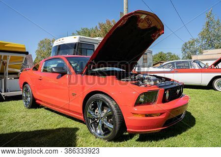 Saint Clair Shores, Michigan / Usa - 09-21-2020: 24Th Annual Waterfront Car Show Presented By The Vi