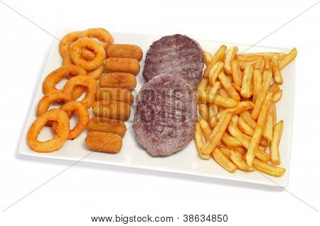 Nærbillede af en spansk combo fad med burgere, croquettes, calamares og pommes frites