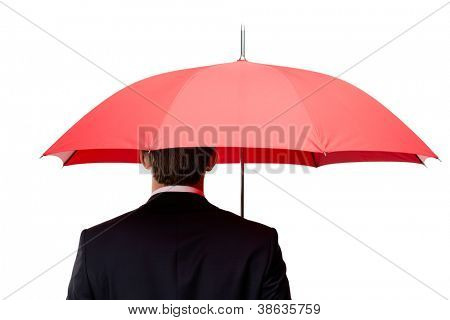 Costas o homem exploração abriu a sobrecarga do guarda-chuva vermelho, isolada no branco