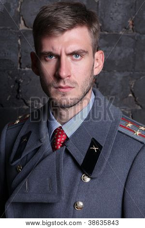 portrét ruského armádního důstojníka v zimník