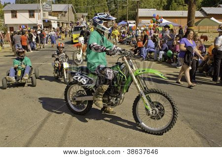WEST POINT, CA - 6. Oktober: Unidentified Motorradfahrer in der 38. Holzfäller-Day-Parade am Octobe