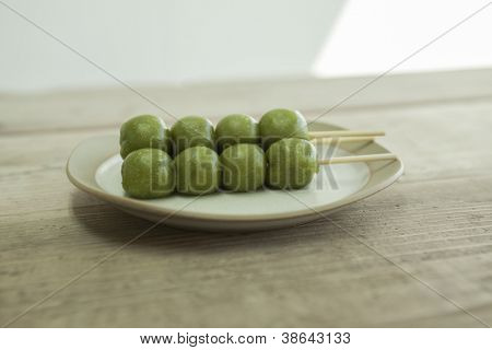 Die Knödel, die auf den Tisch gelegt wird