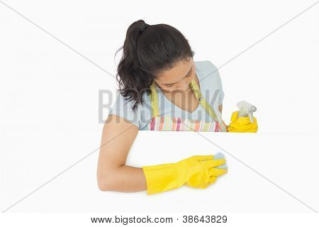 Kadın önlük ve lastik eldiven beyaz yüzey silme