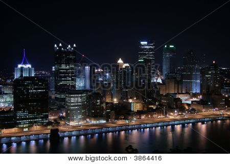 Horizonte do Pittsburgh\ durante a noite