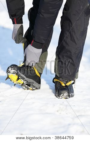 Skoby closeup. Skoby closeup. Stoupacích želez na zimní bota pro lezení, ledovci nebo extrémní 