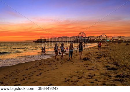 Santa Monica, California, Usa - August 8, 2018: People Walking On Seashore Of Santa Monica Pier, Pac