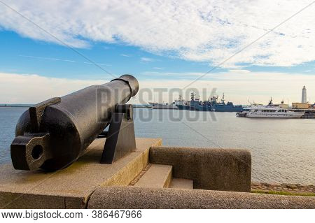 Kronstadt, St. Petersburg, Russia - August 15, 2020: Noonday Gun Memorial Overlooking The Ships Of T
