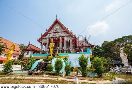 Wat Amphu Wararam Is A Beautiful Temple Located On The Chao Phraya River In Pathum Thani Province In