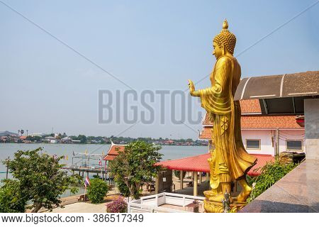 Wat Amphu Wararam Is A Beautiful Temple Located On The Chao Phraya River In Pathum Thani Province In