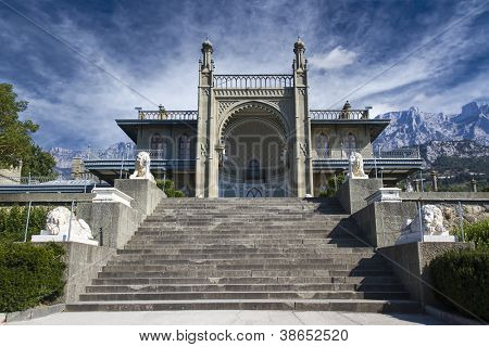 Vorontsov palác ve městě Alupka, Krym, Ukrajina. Jižní fasáda.