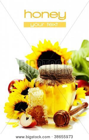 Pot de miel complète et de miel collent sur le blanc, les fleurs, les pommes et les nids d'abeilles. Avec échantillon amovible facile