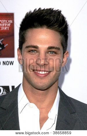 LOS ANGELES - OCT 13: Dean Geyer dorazí na 