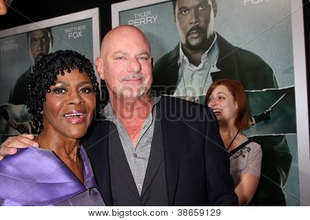 ロサンゼルス - 10 月 15 日: Cicely Tyson、ロブ ・ コーエン「アレックス クロス」プレミア アークライト シネで到着します。