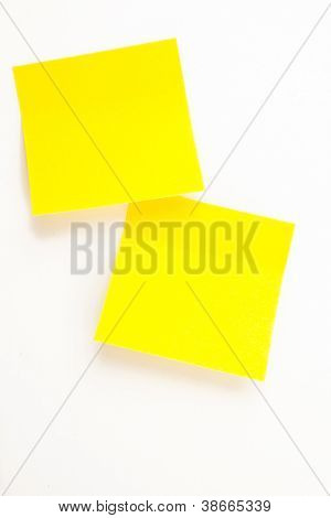 Nota adesiva contro uno sfondo bianco