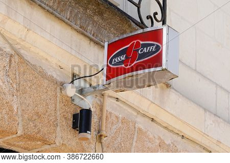 Bordeaux , Aquitaine / France - 09 20 2020 : Essse Caffe Logo And Sign Of Coffee Shop Advertising Fr