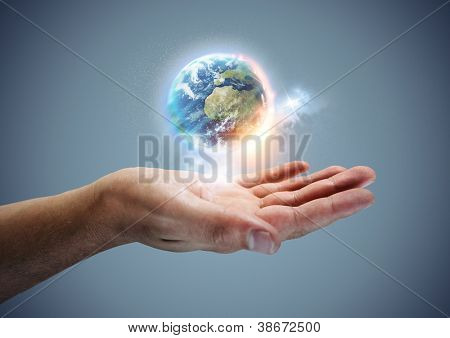 Il tuo mondo - il pianeta terra in bilico in una mano.
