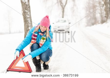 Mettere il segno di riflettore triangolo auto ripartizione inverno neve donna