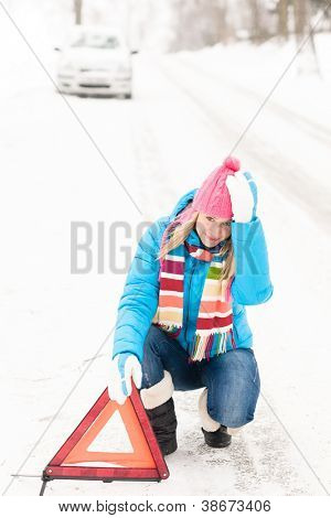 Mettere il segno di riflettore triangolo auto ripartizione inverno neve donna
