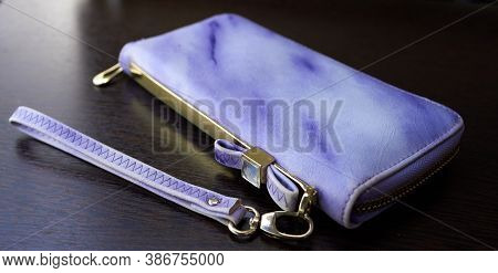Lilac Womens Porte-monnaie With Gold Plated Rib And Strap