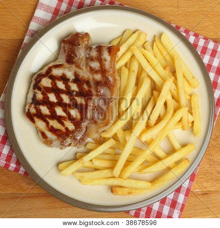 Bistecca di maiale alla griglia con patatine fritte